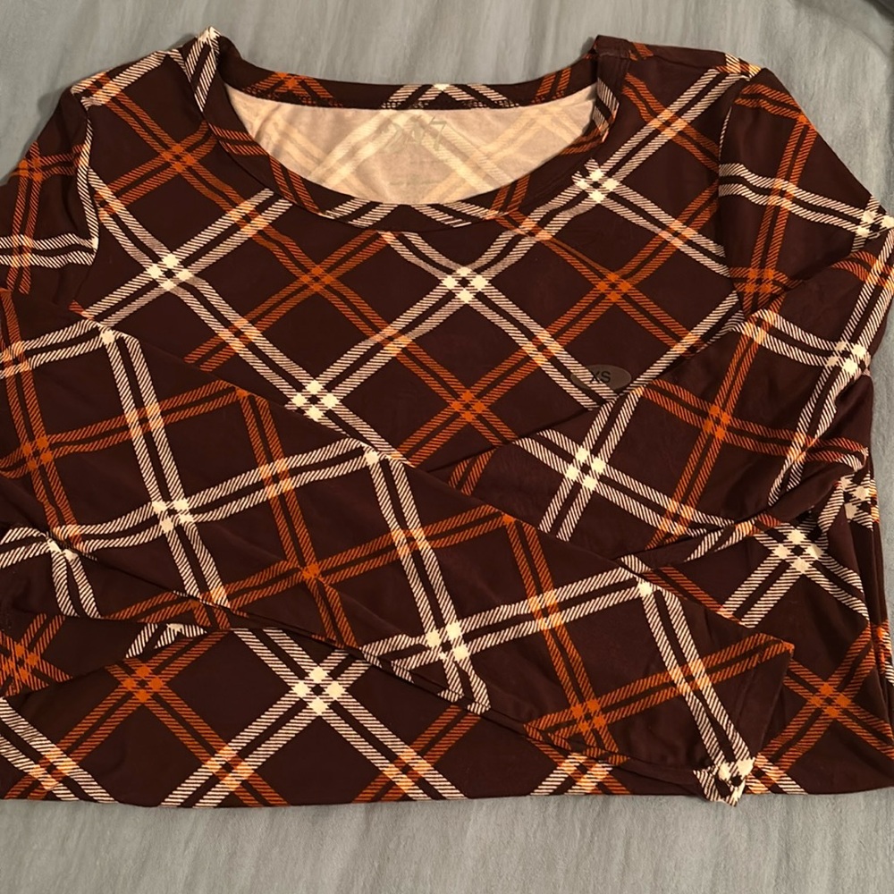 24/7 Size XS Long Sleeve New Without Tags Very Soft Knit Rust, Off White.